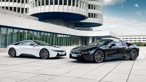 BMW i8 coupe wit i8 roadster zwart zijkant voor lci