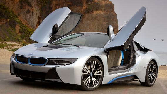 BMW i8 (2014) zilver zijkant voor deuren open