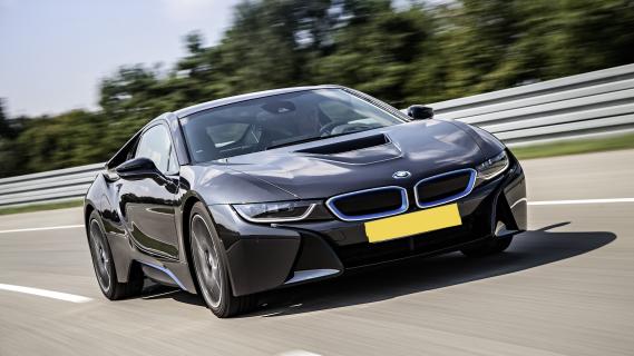 BMW i8 Coupe zwart voorzijde rijdende NL-platen