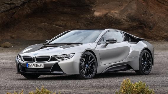 BMW i8 Coupe grijs LCI voor zij