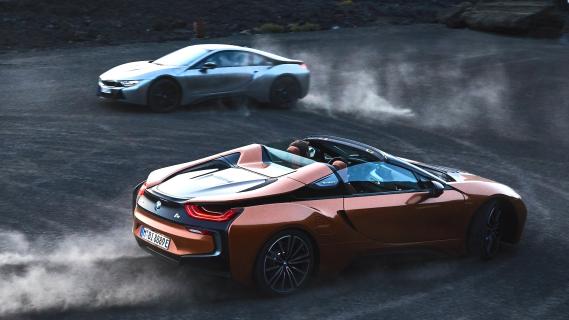 BMW i8 roadster oranje i8 coupe grijs zand