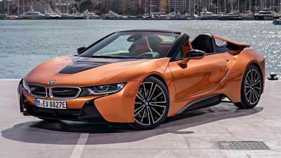 BMW i8 oranje schuin voorzijde dak open