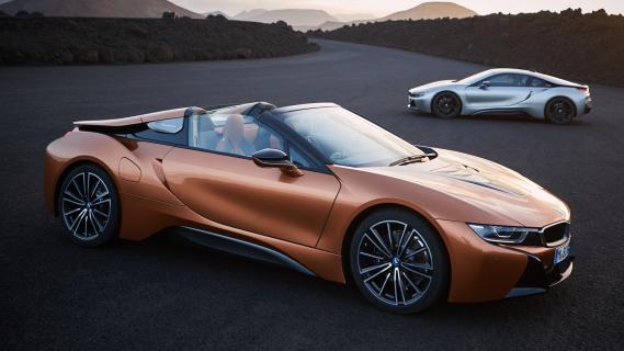 BMW i8 oranje schuin voorzijde dak open i8 coupe grijs zijkant achter