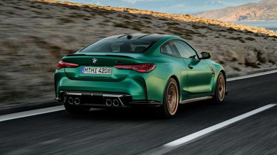 BMW M4 CS rijdend op straat