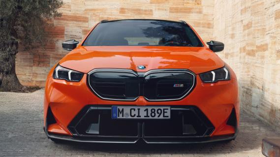 BMW M5 Touring Performance (G99) oranje (2024) voorzijde recht