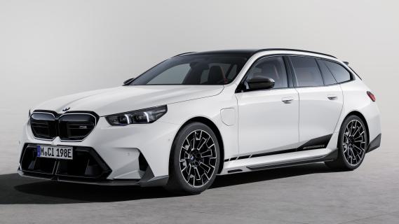 BMW M5 Touring Performance (G99) wit (2024) zijkant voor studio