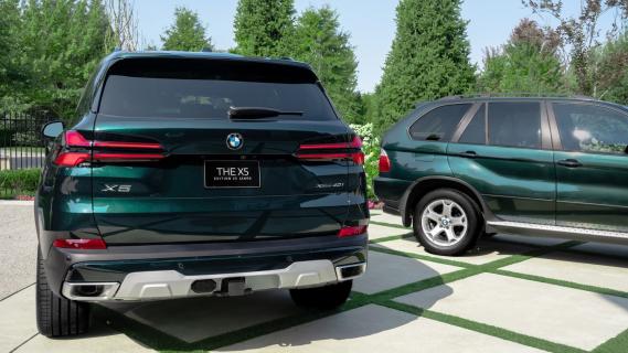 BMW X5 25 Jahre groen achterkant E53 op de achtergrond