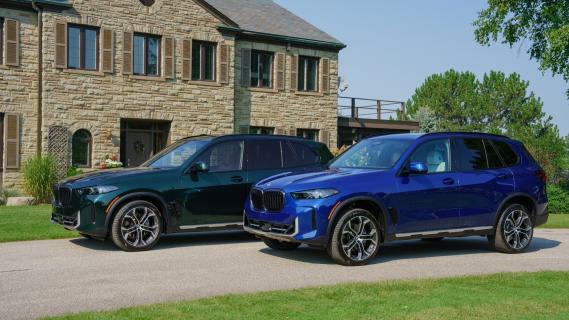 BMW X5 25 Jahre blauw en groen naast elkaar voorzijde