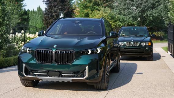 BMW X5 25 Jahre groen voorzijde met E53 op de achtergrond