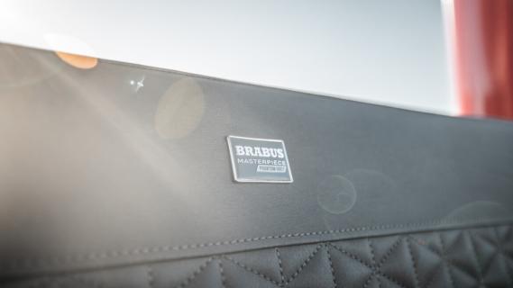 Brabus Shadow 1000-badge op bekleding