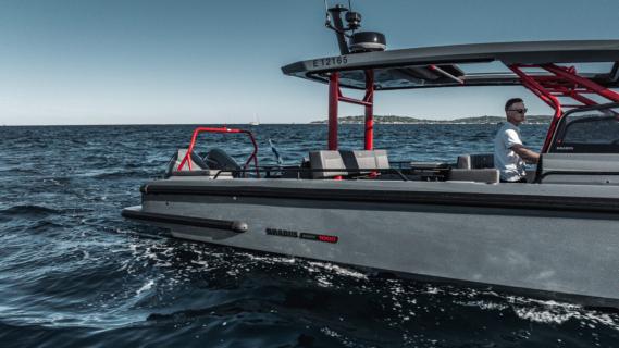 Brabus Shadow 1000 speedboot zijkant achter in het water