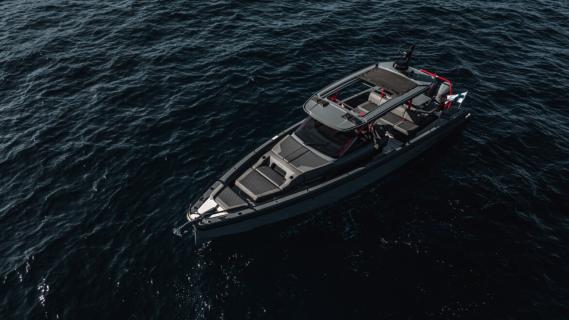 Brabus Shadow 1000 speedboot zijkant voor in het water