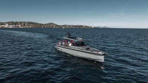 Brabus Shadow 1000 speedboot zijkant voor in het water hoog