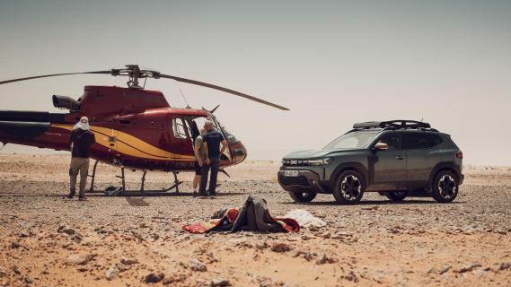 Dacia Duster TCE 130 4x4 Extreme zijkant schuin voor helicopter