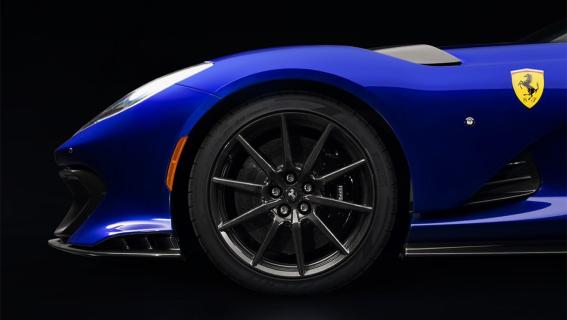 Ferrari 812 Competizione blauw zijkant velg