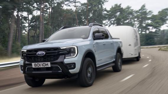 Ford Ranger PHEV Stormtrak (2024) grijs zijkant voor met caravan