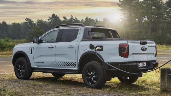 Ford Ranger PHEV Stormtrak (2024) grijs zijkant achter laden buitenlucht