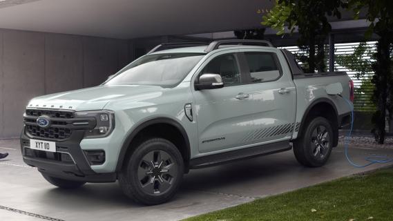 Ford Ranger PHEV Stormtrak (2024) grijs zijkant voor laden