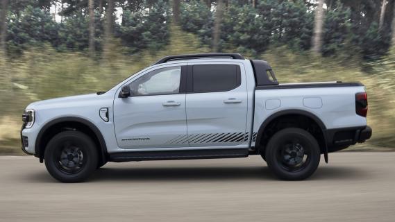 Ford Ranger PHEV Stormtrak (2024) grijs zijkant rijdend asfalt