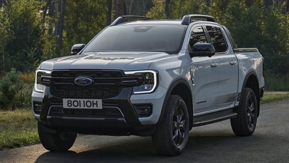 Ford Ranger PHEV Stormtrak (2024) grijs zijkant voor rijdens asfalt