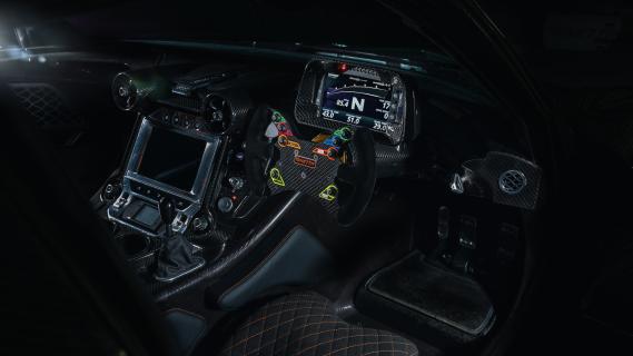 Ginetta Akula (2024) zwart interieur studio