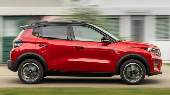 Citroën ë-C3 (2024) rood zijkant rijdend