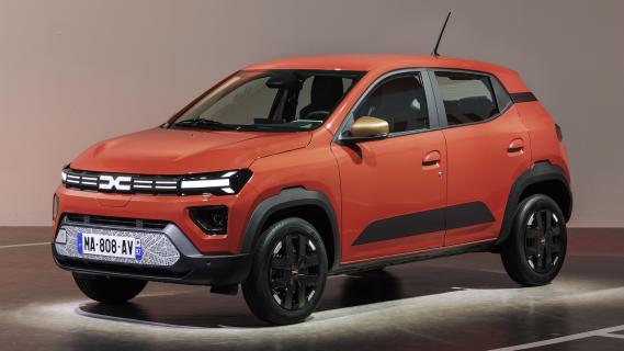 Dacia Spring (2024) oranje schuin voor zij