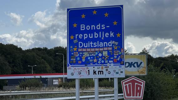 Grensovergang Duitsland bord Duitsland over 1 kilometer