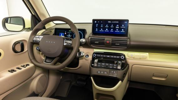 Hyundai Inster Evolve (2024) geel interieur dashboard