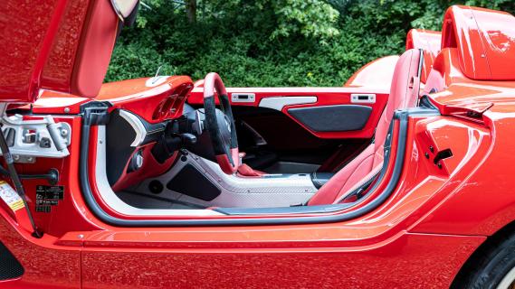 Mercedes SLR Stirling Moss rood interieur