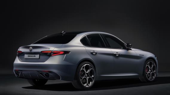 Alfa Romeo Giulia kleinere benzinemotor grijs zijkant achter