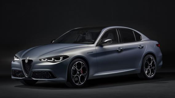 Alfa Romeo Giulia kleinere benzinemotor grijs zijkant voor