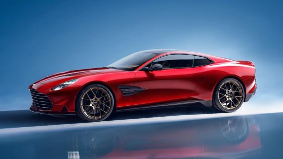 Aston Martin Vanquish (2024) rood linksvoor zijkant