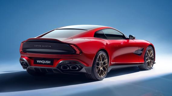 Aston Martin Vanquish (2024) rood achterzijde zijkant schuin