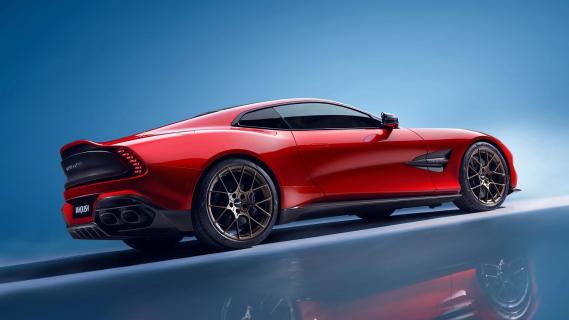 Aston Martin Vanquish (2024) rood zijkant rechtsachter laag