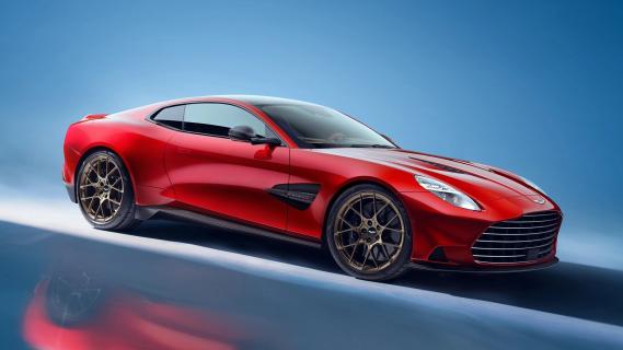 Aston Martin Vanquish (2024) rood zijkant rechtsvoor schuin