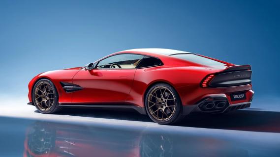 Aston Martin Vanquish (2024) rood zijkant linksachter