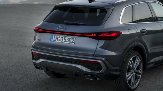 nieuwe Audi Q5 (2025) grijs zijkant rechtsachter woestijn