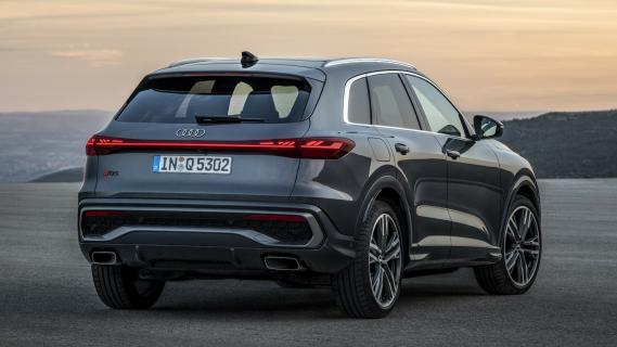 nieuwe Audi Q5 (2025) grijs zijkant achter woestijn