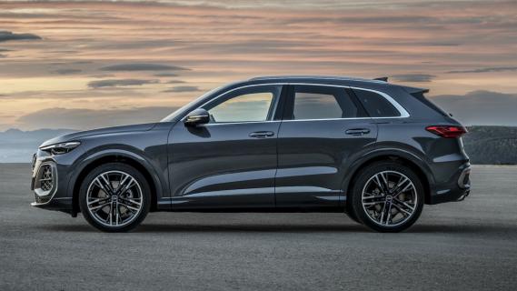 nieuwe Audi Q5 (2025) grijs zijkant woestijn