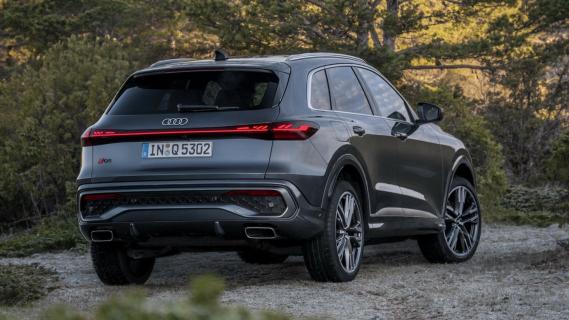 nieuwe Audi Q5 (2025) grijs zijkant rechtsachter bergpad