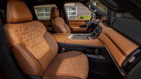 Nissan Armada Platinum Reserve (2025) interieur bruin stoelen