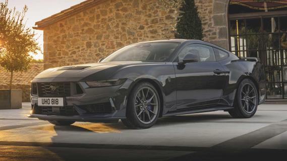 Ford Mustang Dark Horse 2024 op een oprit