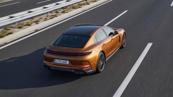 Porsche Panamera Turbo E-Hybrid 2024 review 3/4 achter hoog rijdend