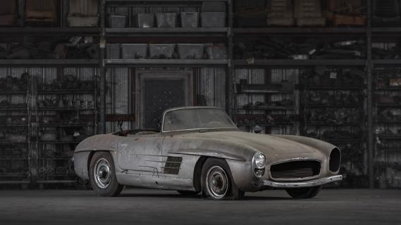 Rudi Klein Collection Mercedes 300 SL roadster zilvergrijs zijkant voor lekke band