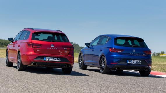 Seat Leon Cupra 300 (5F) facelift st rood en vijfdeurs blauw schuin achter