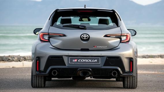 Toyota GR Corolla Core (2024) grijs achterzijde