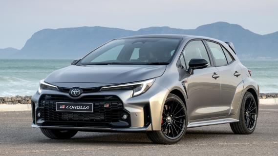 Toyota GR Corolla Core (2024) grijs linksvoor schuin