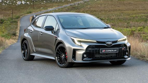 Toyota GR Corolla Core (2024) grijs rechtsvoor schuin