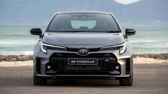 Toyota GR Corolla Core (2024) grijs voor